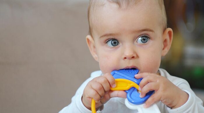 Wie können Sie Ihrem Baby beim Zahnen helfen?